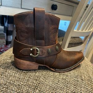 New Pierre Dumas women’s size 10 ankle western cowgirl boots! 🌵✨